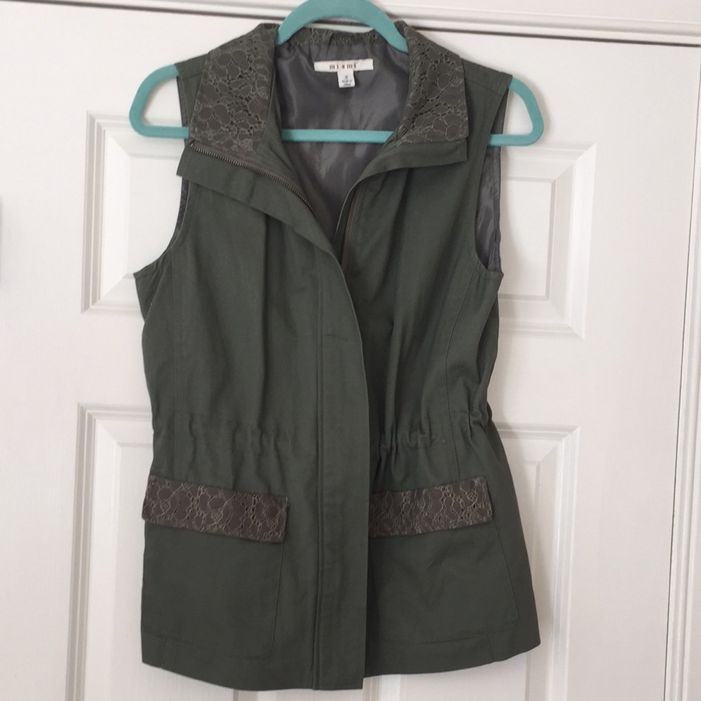 Sleeveless jacket